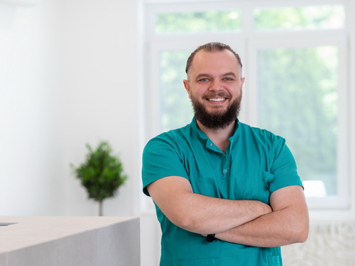 Ortodont dr Draško Stanković u ordinaciji u kojoj radi.